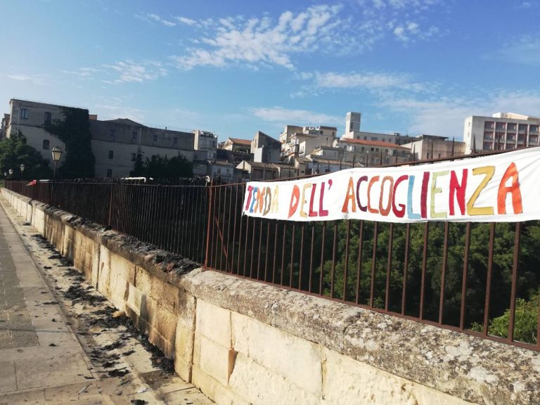 Un atto vandalico incendia la Tenda dell’Accoglienza