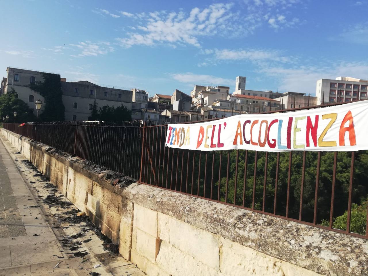 Un atto vandalico incendia la Tenda dell’Accoglienza
